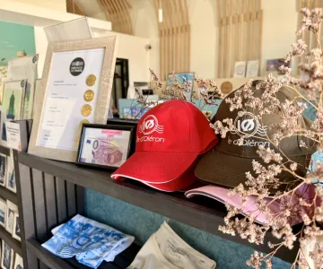 La tienda de recuerdos situada junto a la oficina de turismo de la isla de Oléron y en la dársena de Marennes