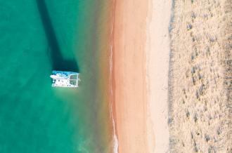 Catamaran en mouillage près de Boyardville