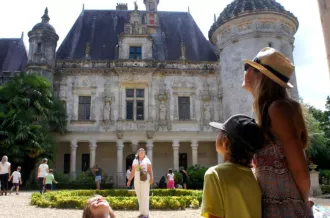 Joueurs face au chateau des énigmes