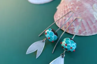 Exposition de bijoux en verre filé au chalumeau - Pauline Roques