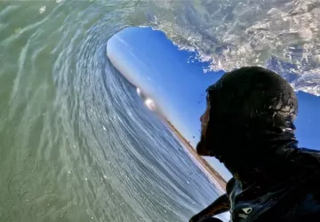 Ecole de surf Moana baptiste en action