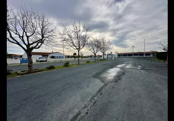 Parking en face du marché_La Brée-les-Bains