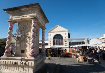 Le marché couverf et la fontaine