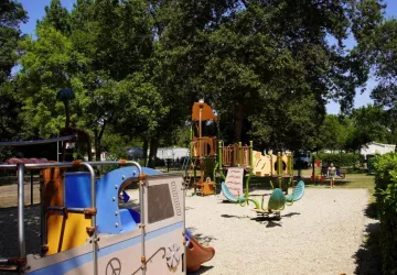Aire-jeux-enfants-camping-familial-Floralies